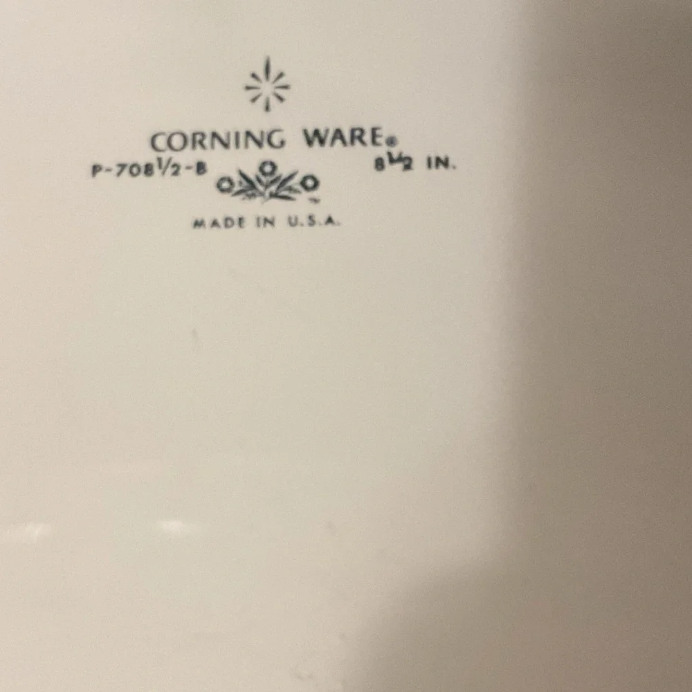 Corning Ware Vintage P-708 1/2-B round baking dish in Avocado Green.